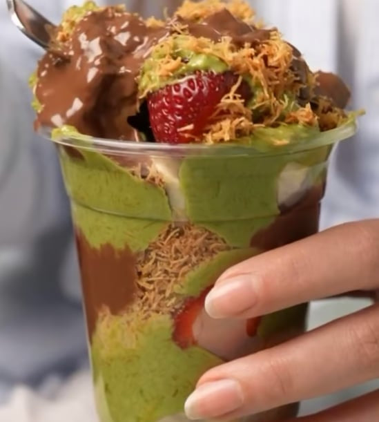 Banana strawberry Dubai chocolate ( mixed 9oz) 🍓
